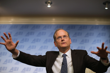 OpenGraph image for vice.com/en_us/article/5dmbx5/harvard-professor-lawrence-lessig-sues-new-york-times-for-describing-what-he-said