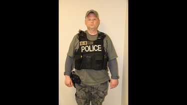 OpenGraph image for vice.com/en_us/article/935jqy/new-photos-show-at-least-one-cop-in-deadly-breonna-taylor-raid-was-wearing-a-body-camera