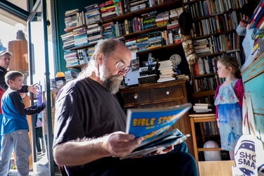 OpenGraph image for washingtonpost.com/local/in-the-age-of-amazon-used-bookstores-are-making-an-unlikely-comeback/2015/12/26/06b20e48-abea-11e5-bff5-905b92f5f94b_story.html?utm_content=buffer13fe5&utm_medium=social&utm_source=twitter.com&utm_campaign=buffer