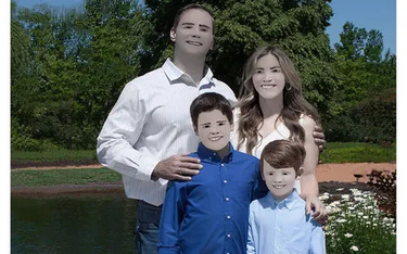 OpenGraph image for yahoo.com/news/family-laughs-off-epic-photoshop-235029476.html