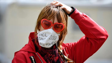 OpenGraph image for zeit.de/zett/politik/2022-01/esoterik-verschwoerungstheorien-nora-feline-poesl-soziologie